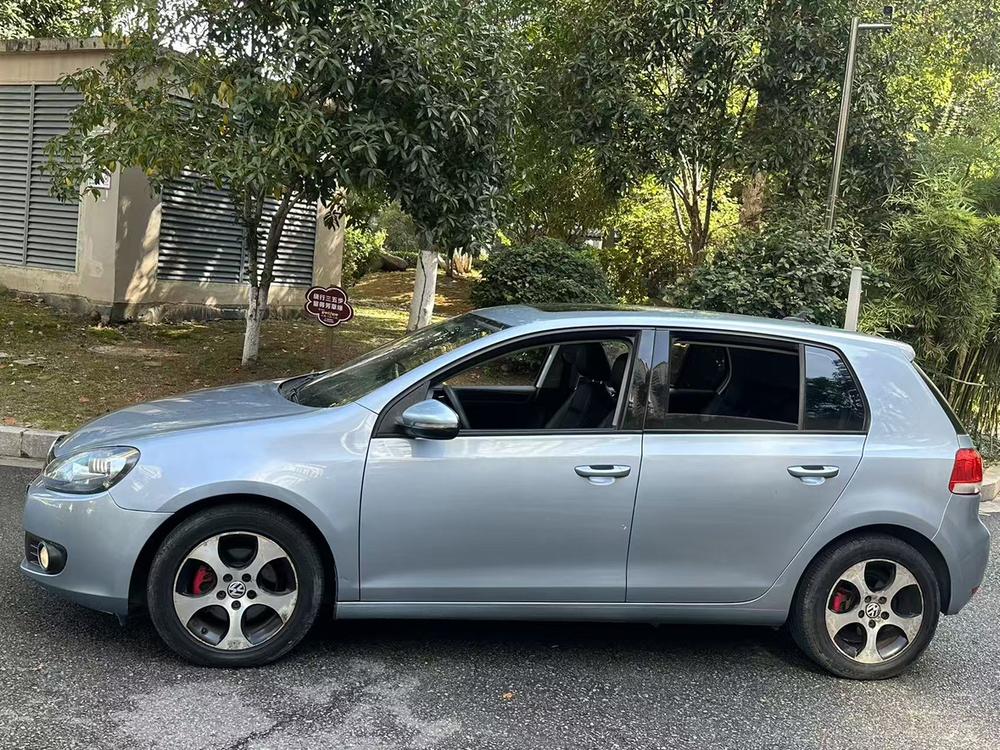 Volkswagen Golf 2010 car image #4