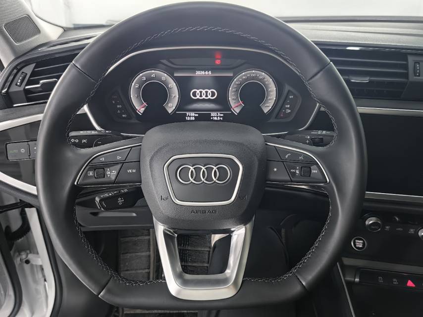 Audi Q3 2023 car image #12