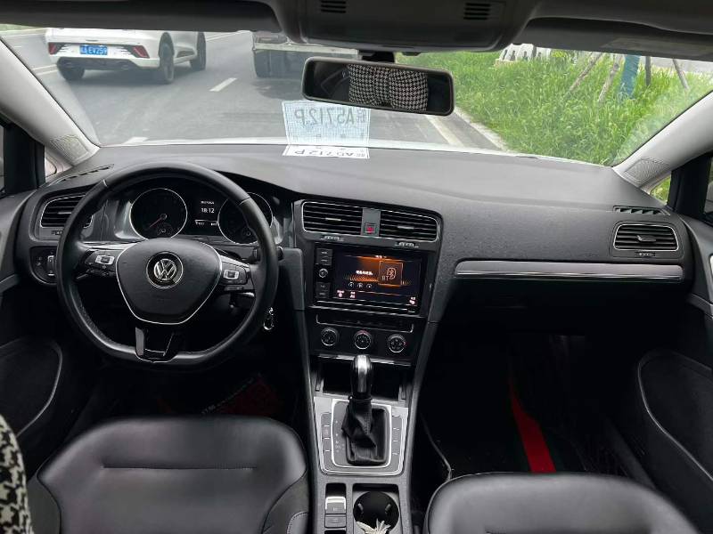 Volkswagen Golf 2019 car image #9