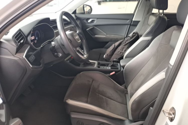 Audi Q3 2021 car image #17