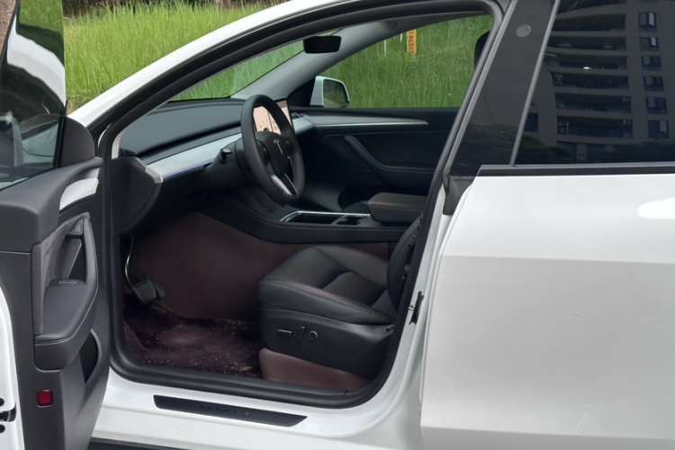 Tesla Model Y 2023 car image #24