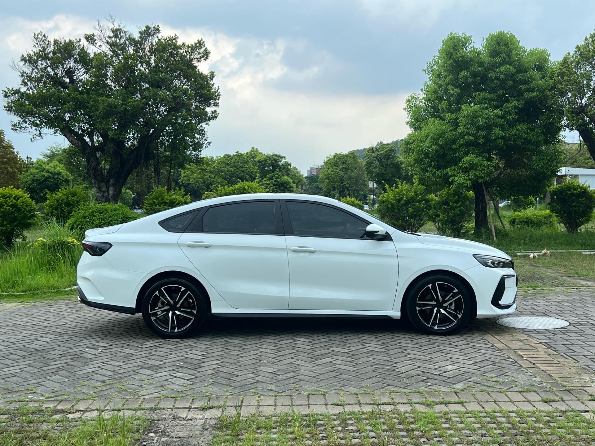GEELY Binray 2024 car image #4