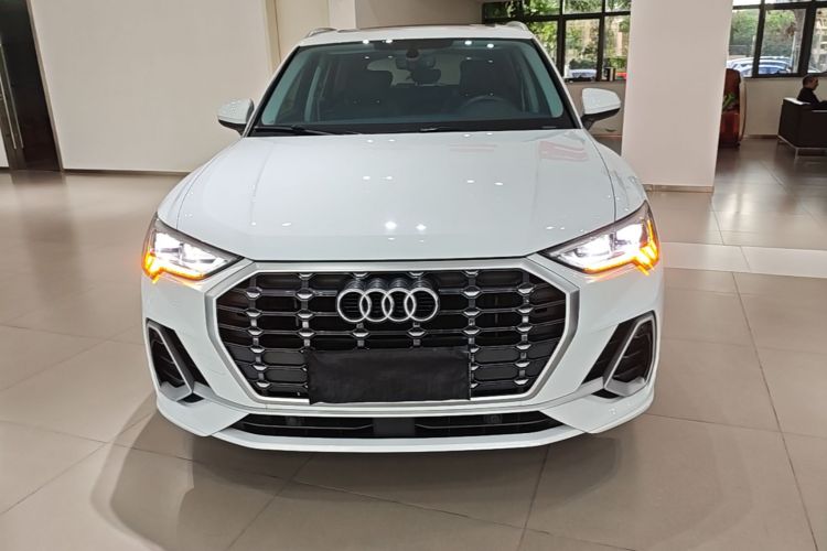 Audi Q3 2022 car image #3