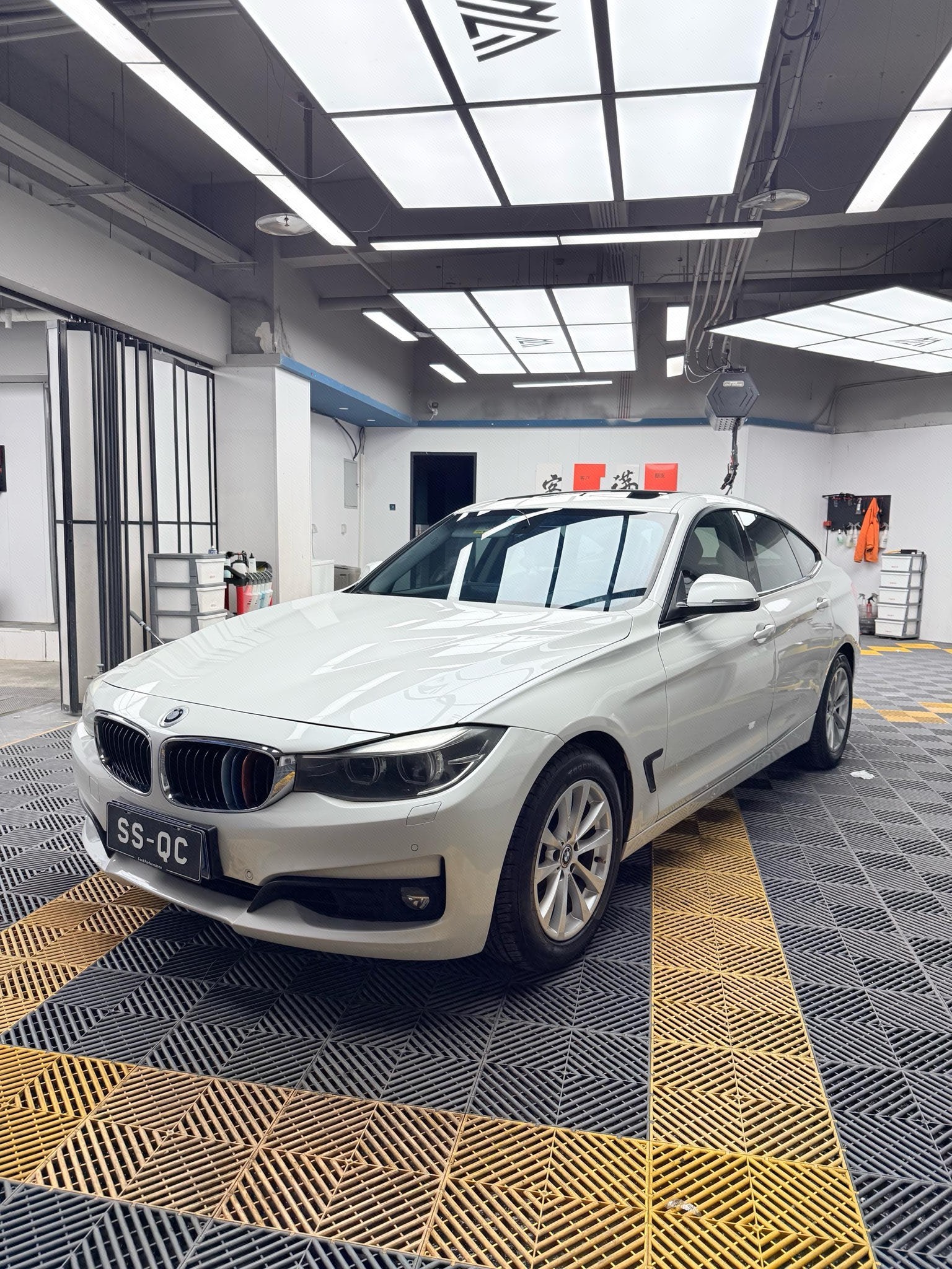 BMW 3 Series GT 2017 BMW 3 Series GT 2017 car image