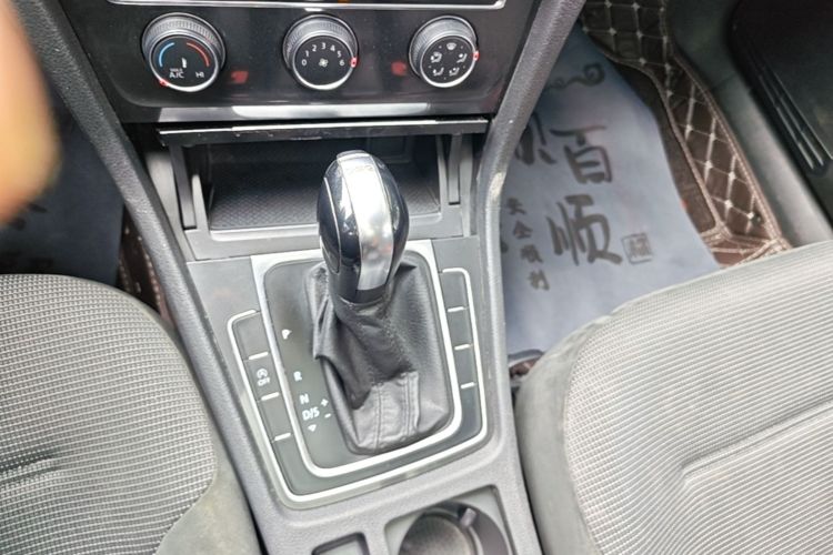 Volkswagen Golf 2018 car image #14