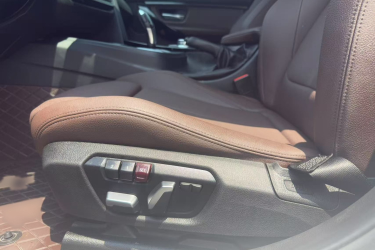 BMW 3 Series 2019 car image #20