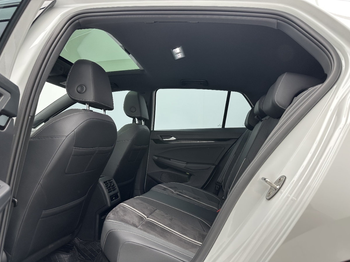 Volkswagen Golf 2023 car image #6