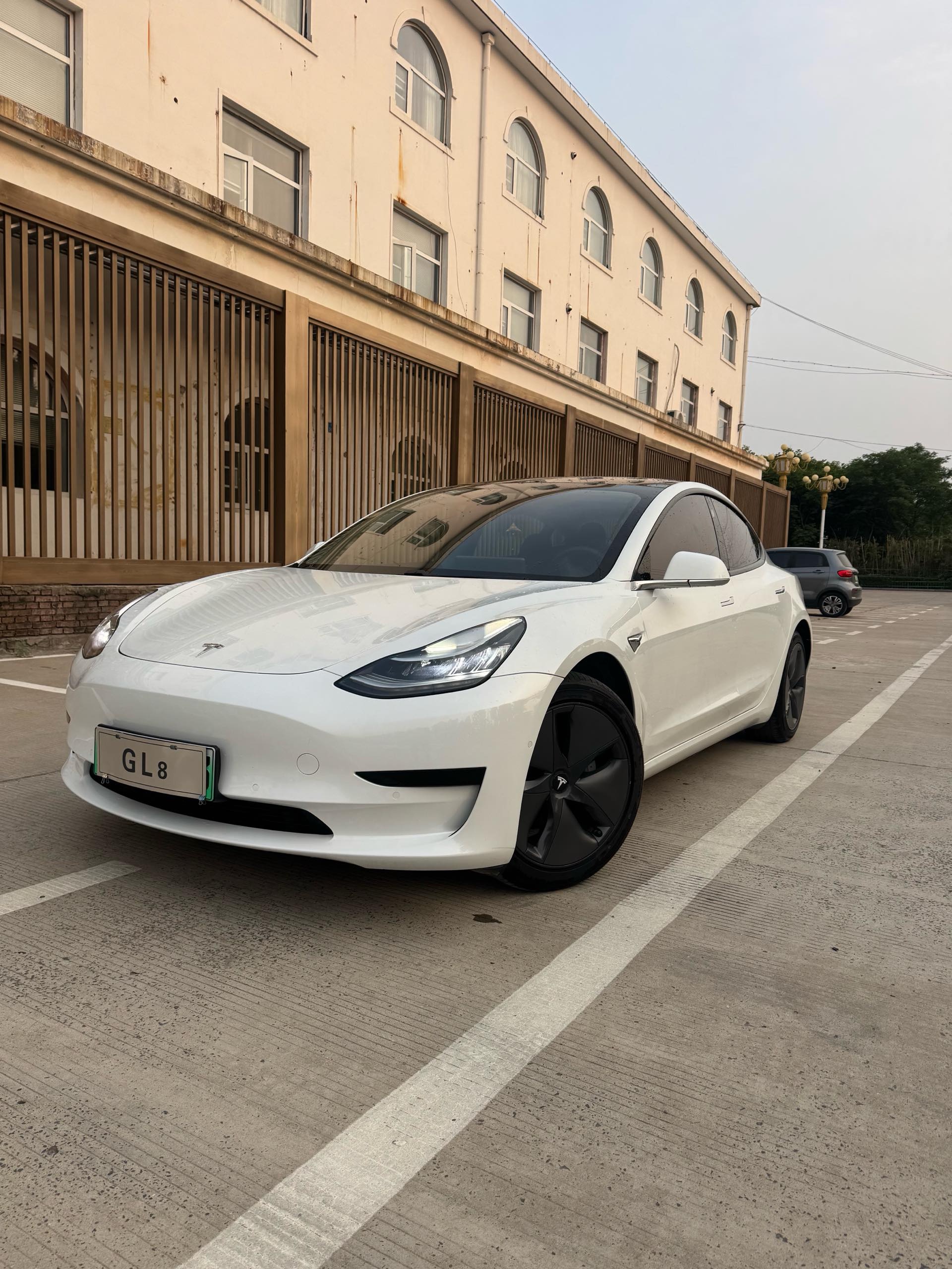 Tesla Model 3 2020 car image 