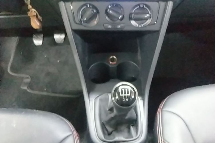 Volkswagen Polo 2015 car image #14