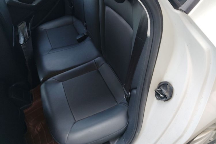 Volkswagen Polo 2015 car image #17