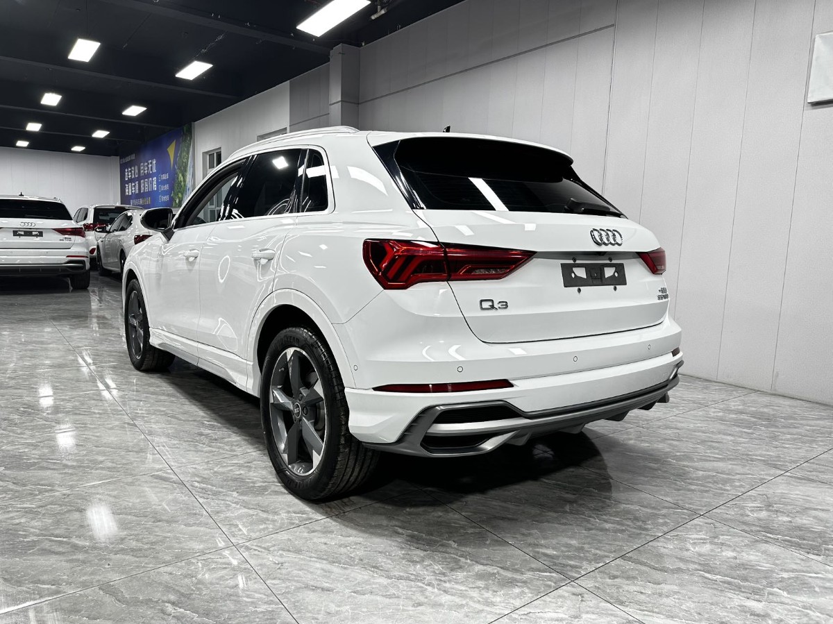 Audi Q3 2023 car image #9