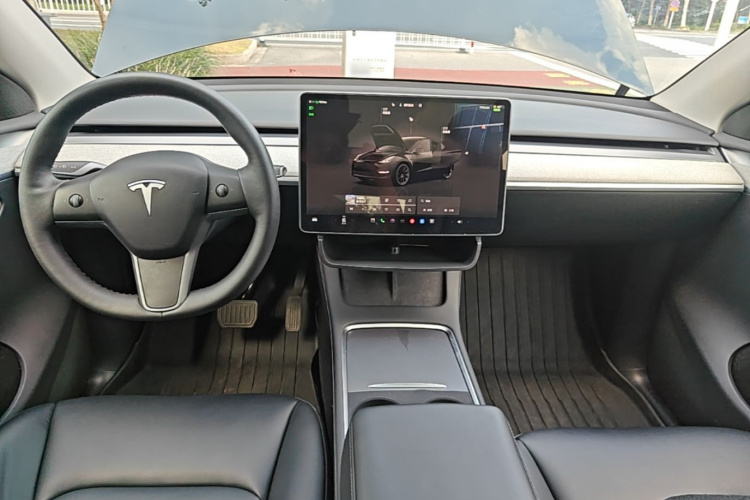 Tesla Model Y 2024 immagine di auto #10