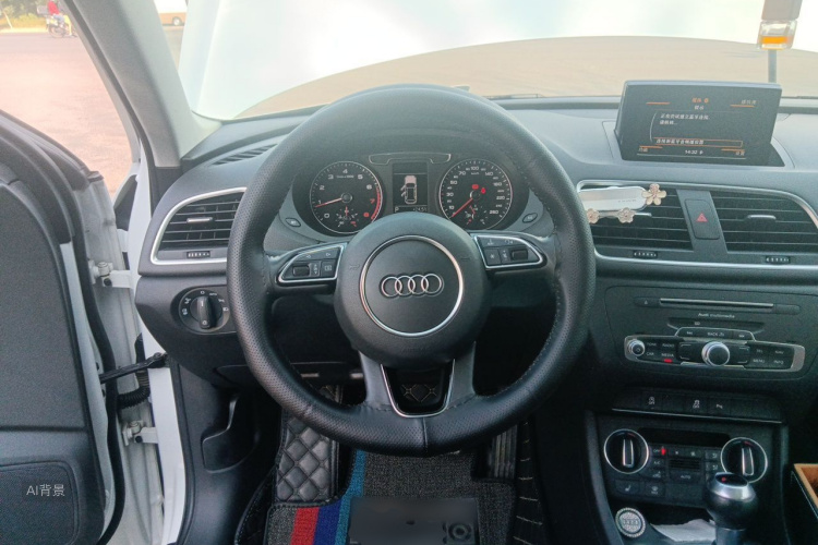 Audi Q3 2017 car image #12