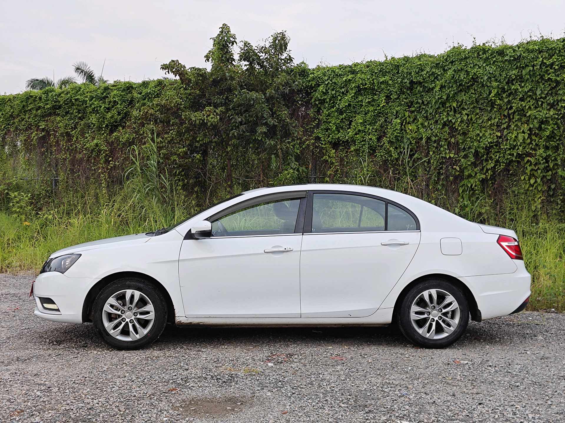 GEELY Emgrand 2016 car image #3