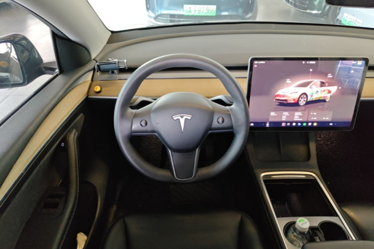 Tesla Model Y 2022 car image #11