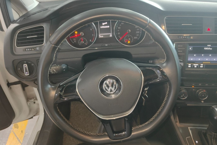 Volkswagen Golf 2017 car image #11