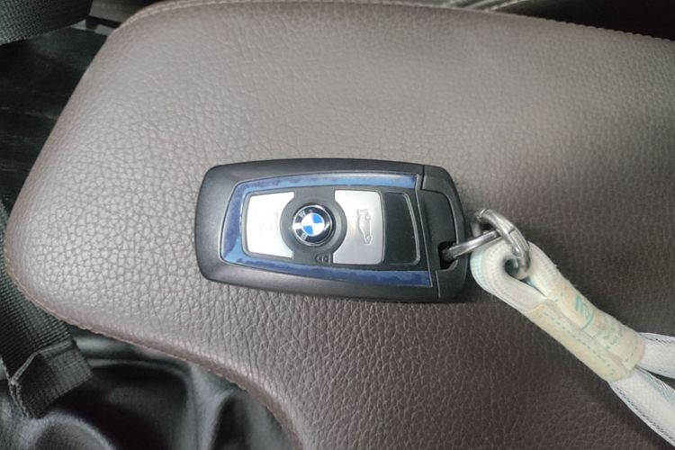 BMW 3 Series 2018 car image #14