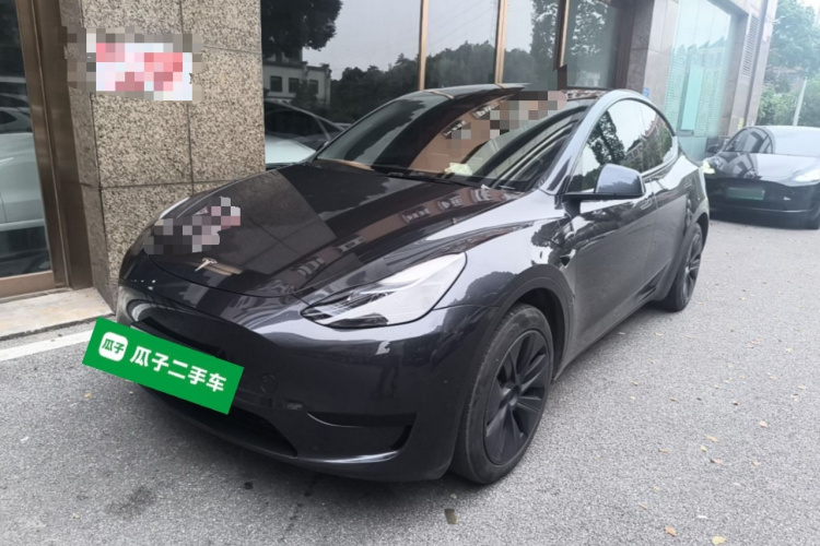Tesla Model Y 2025 #2 Tesla Model Y 2025 car image #2