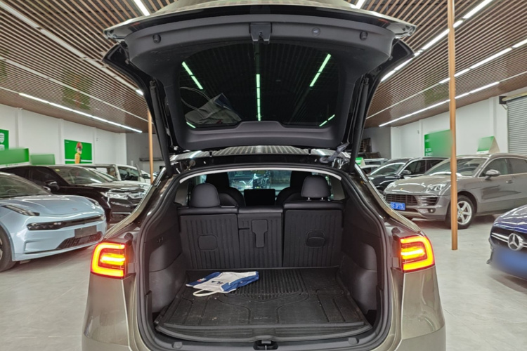 Tesla Model Y 2022 immagine di auto #19