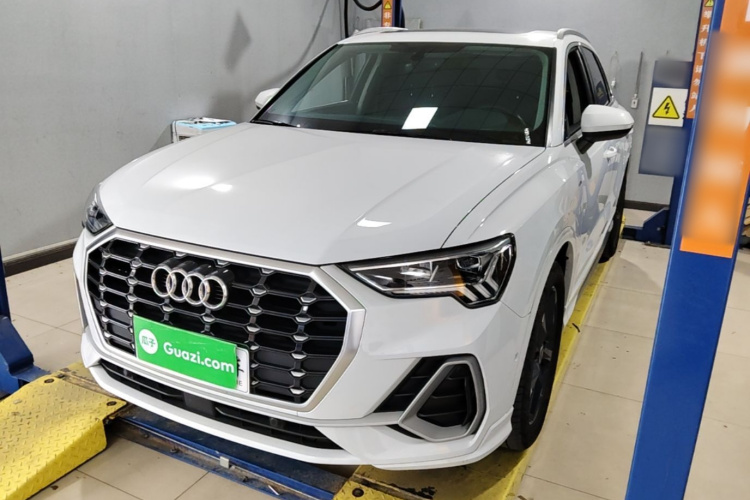 Audi Q3 2023 car image #2