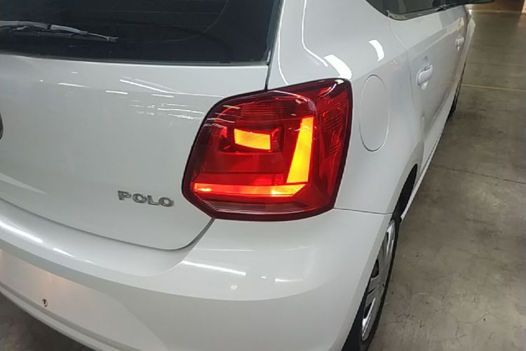 Volkswagen Polo 2015 car image #8