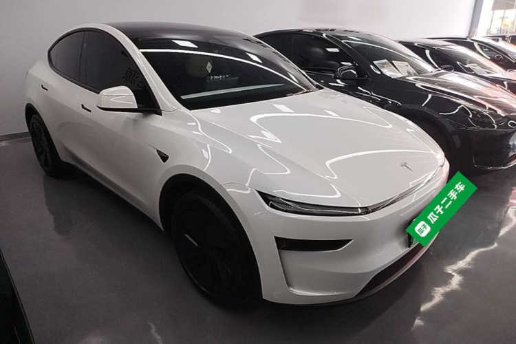 Tesla Model Y 2025 #4 Tesla Model Y 2025 car image #4