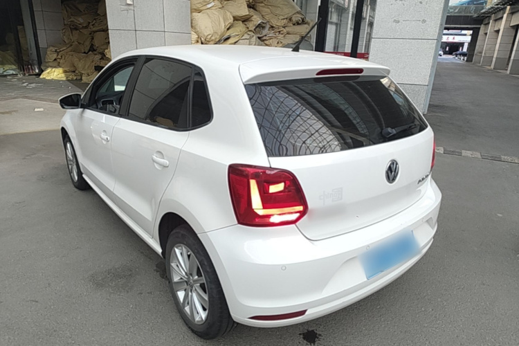 Volkswagen Polo 2015 car image #5