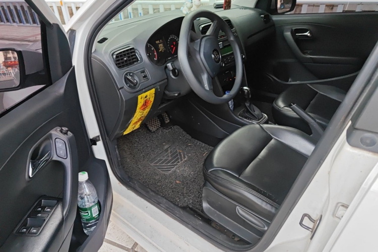 Volkswagen Polo 2016 car image #9