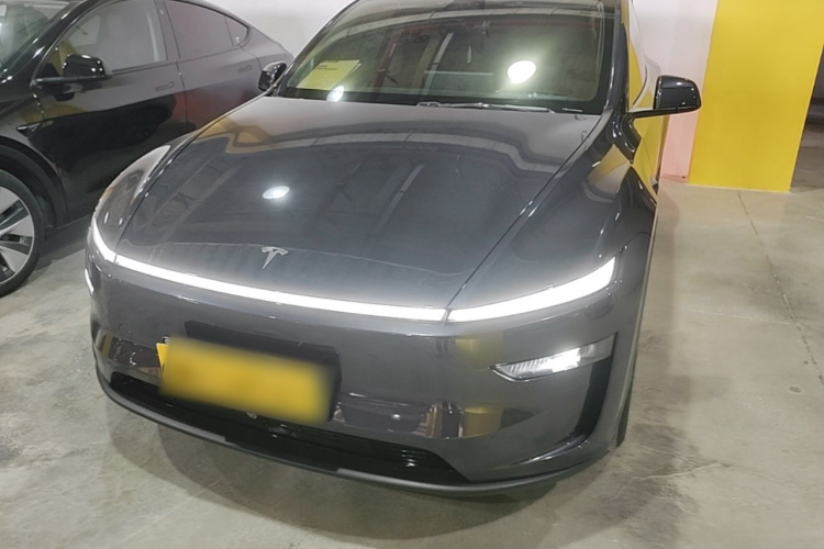 Tesla Model Y 2025 car image #2
