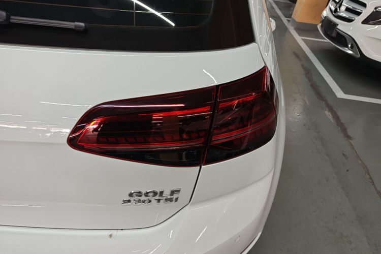 Volkswagen Golf 2018 car image #8