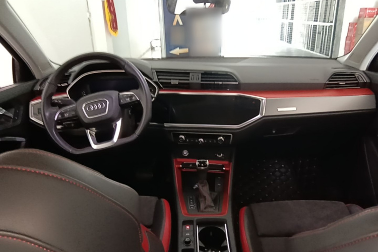 Audi Q3 2019 car image #10