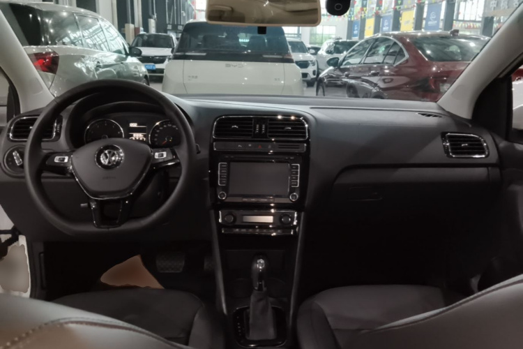 Volkswagen Polo 2015 car image #10