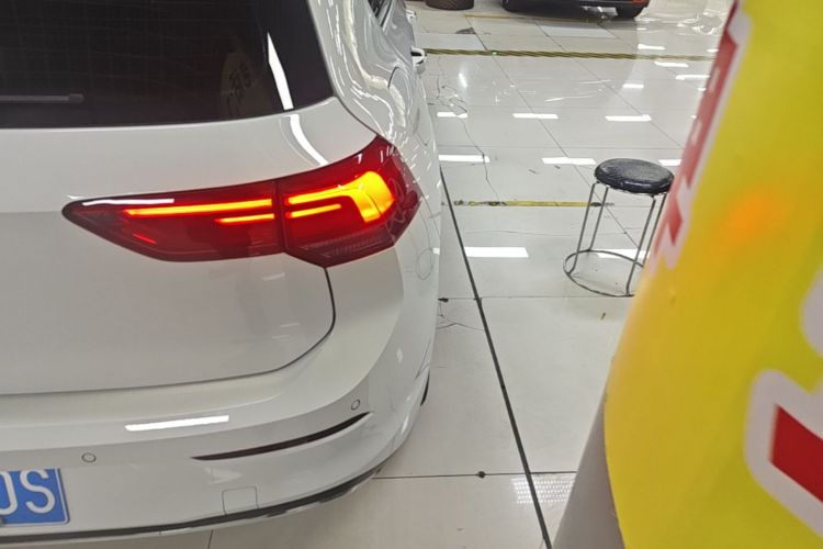 Volkswagen Golf 2023 car image #8