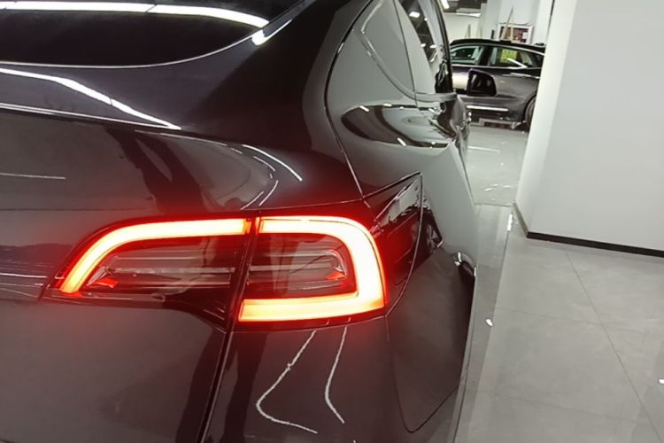 Tesla Model Y 2024 #8 Tesla Model Y 2024 car image #8