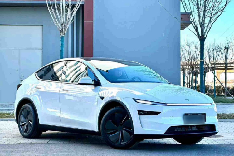 Tesla Model Y 2026 #4 Tesla Model Y 2026 car image #4