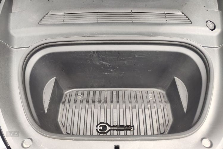 Tesla Model Y 2024 car image #22