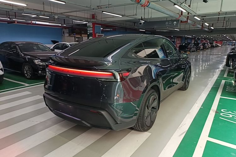 Tesla Model Y 2025 immagine di auto #7