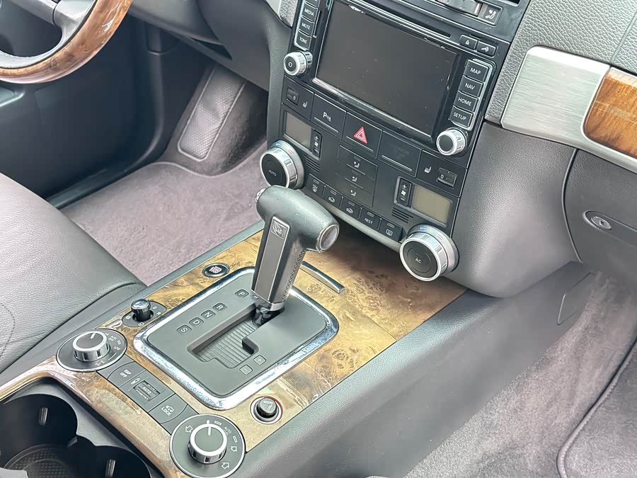 Volkswagen Touareg 2010 immagine di auto #21