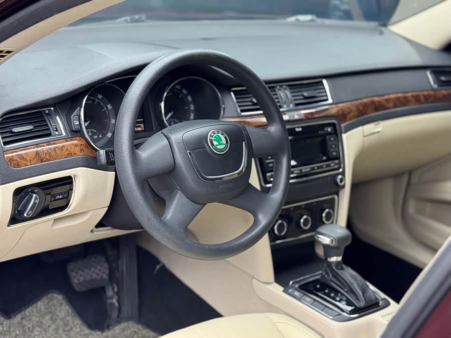 Skoda Superb 2013 car image #21