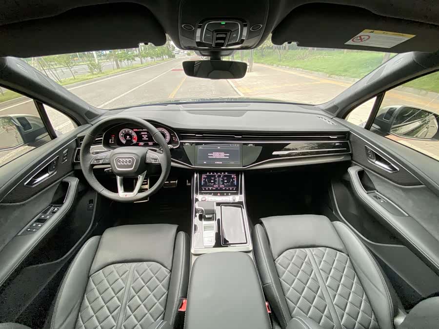 Audi SQ7 2025 car image #21
