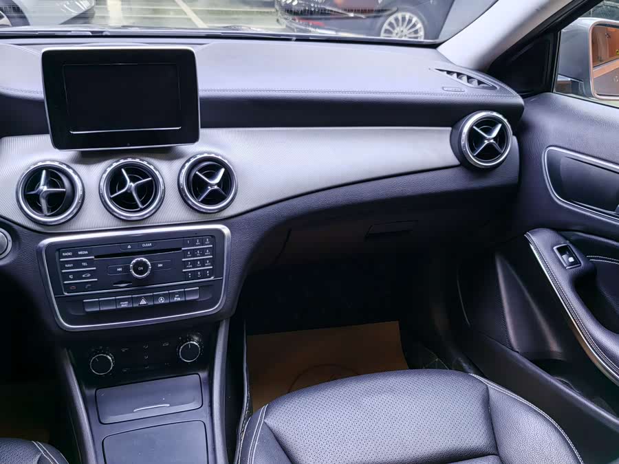 Mercedes-Benz GLA Class 2015 car image #21