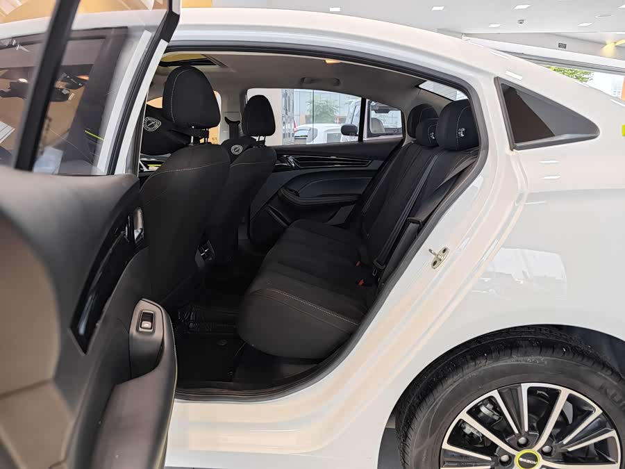 Roewe i5 2023 car image #21
