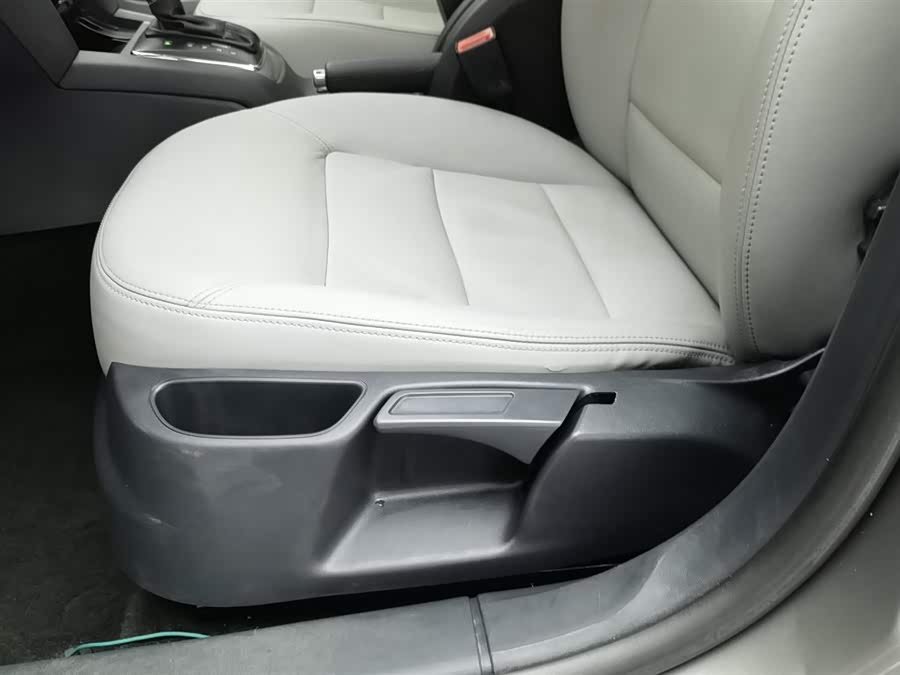 Skoda Octavia 2010 car image #21