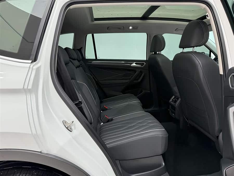 Volkswagen Tiguan L 2024 car image #21