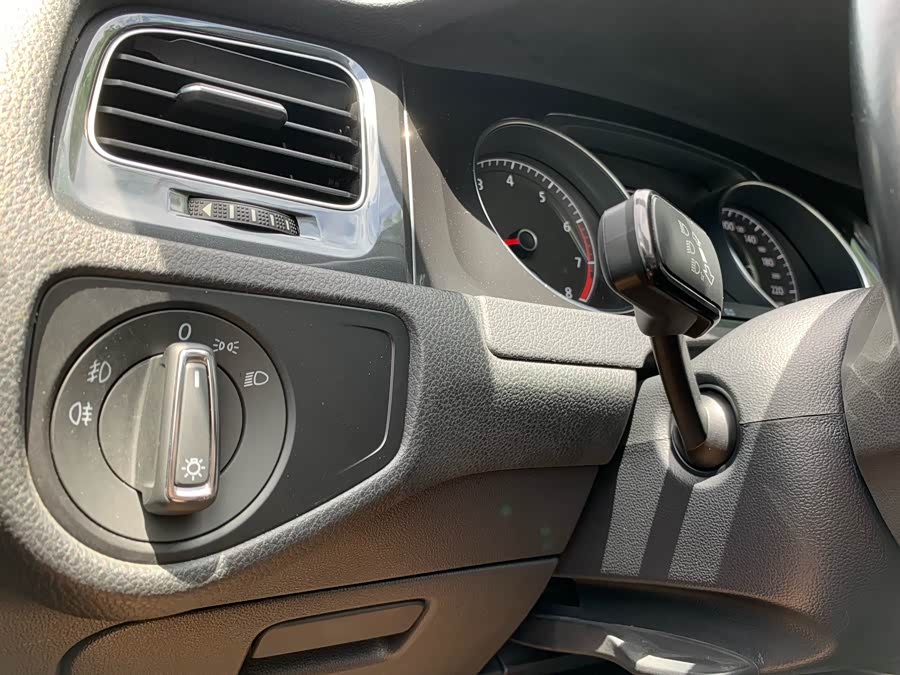Volkswagen Golf 2019 car image #21