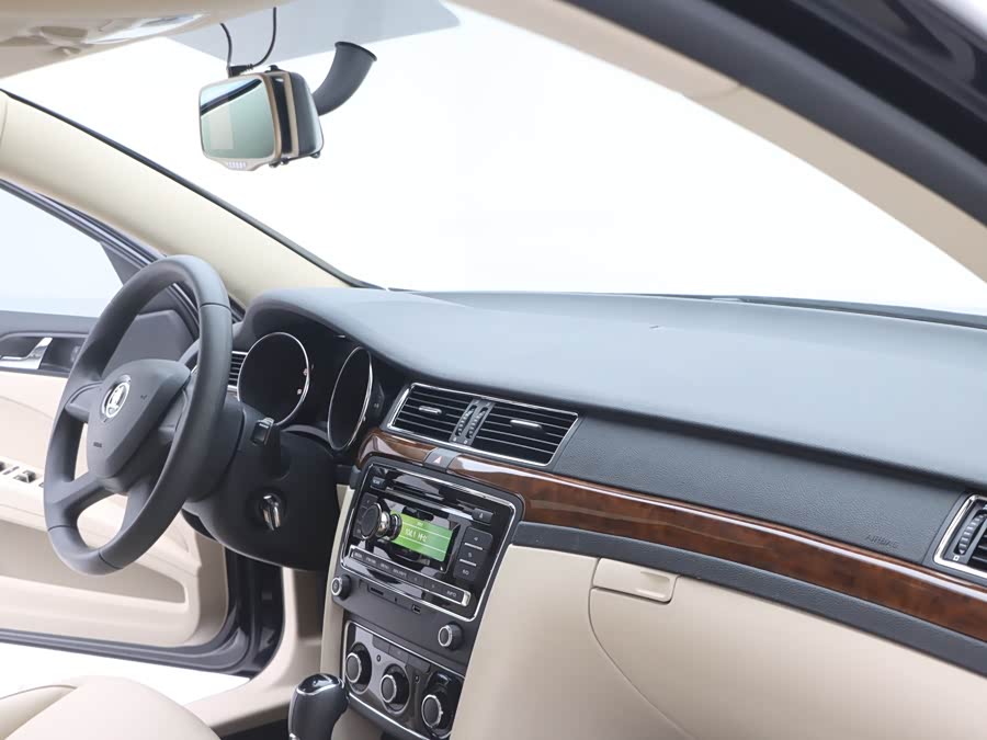 Skoda Superb 2015 car image #21