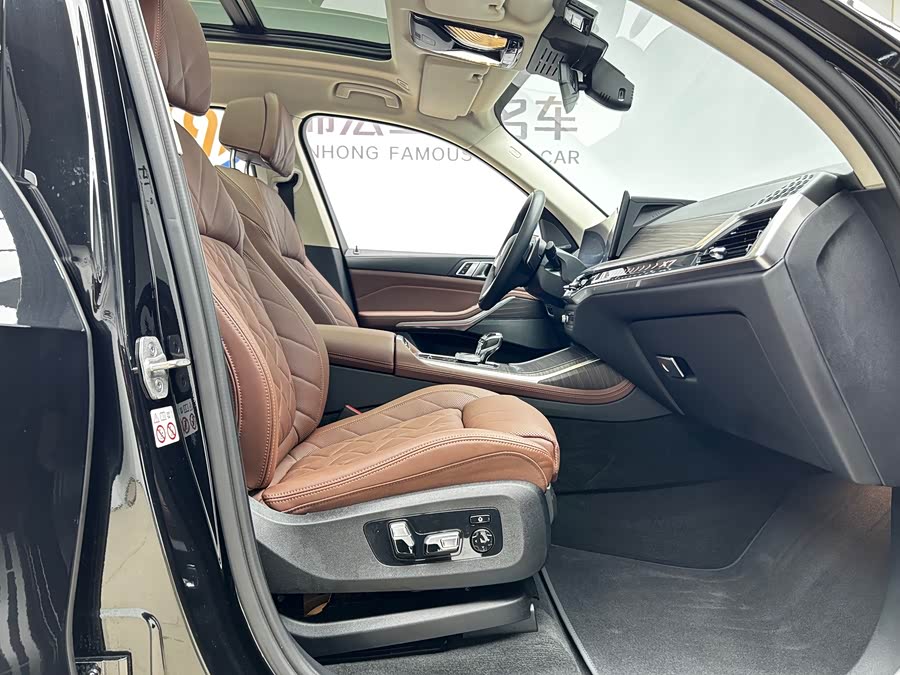 BMW X7 2023 car image #21