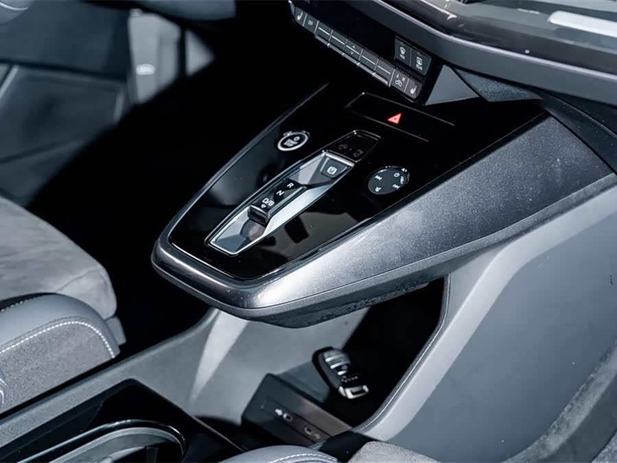 Audi Q4 e-tron 2023 immagine di auto #21