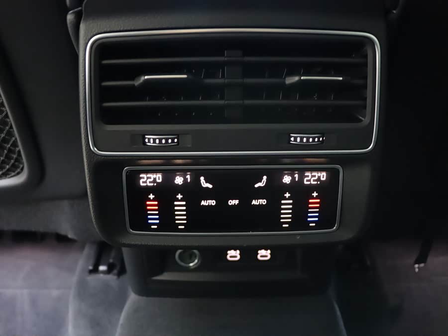 Audi Q8 2021 car image #21