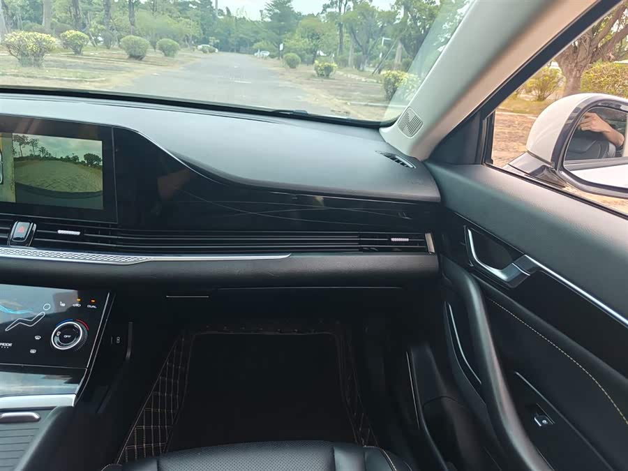 2022 car image #21